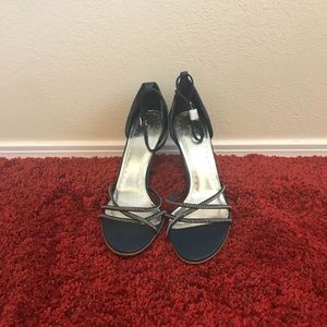 I’m selling size 71/2 shoes and are brand new